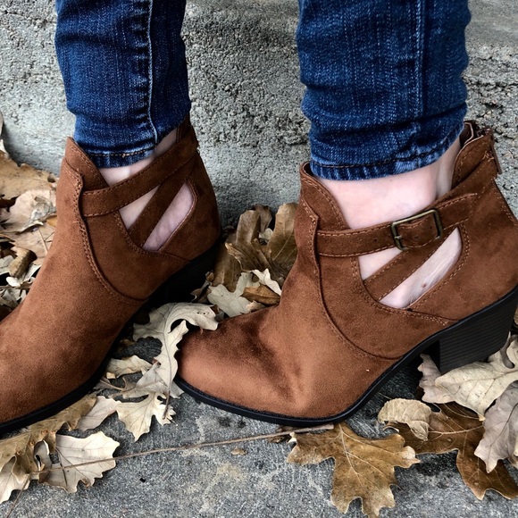 Brown buckled booties - Picture 5 of 7